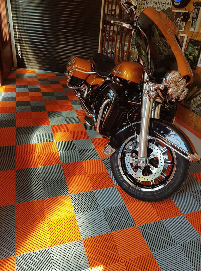 Dalle de garage Squarefloor orange pour moto
